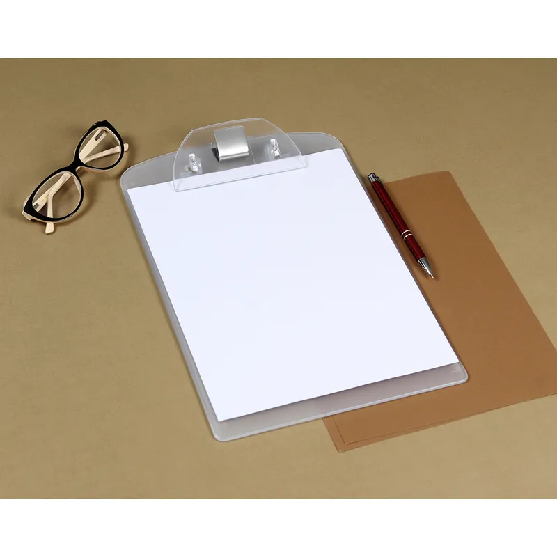 Tabla de plástico con clip para documentos. 4