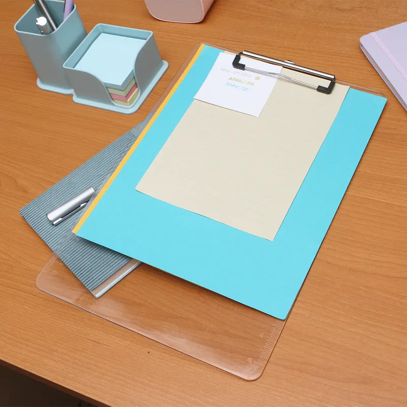 Tabla de plástico para documentos. 9